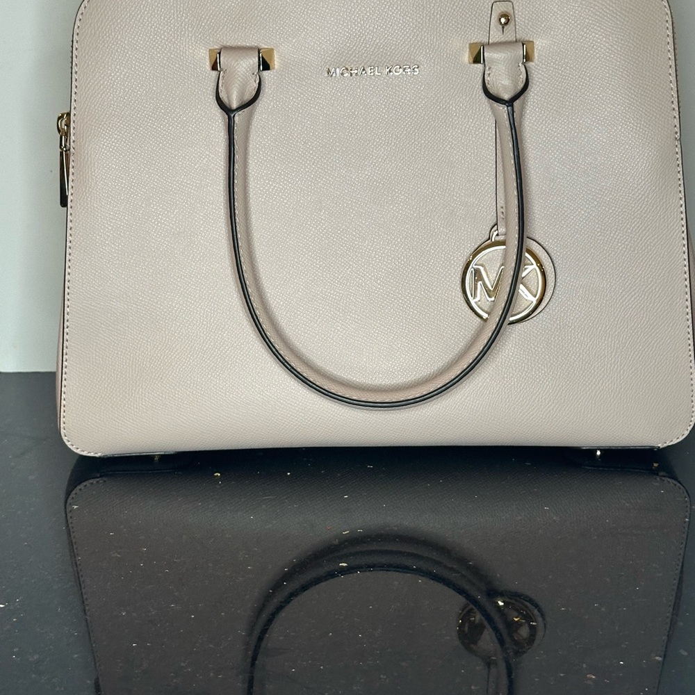 Michael Kors light pink Tote with Gold Accents and Structured Design - Picture 4 of 16